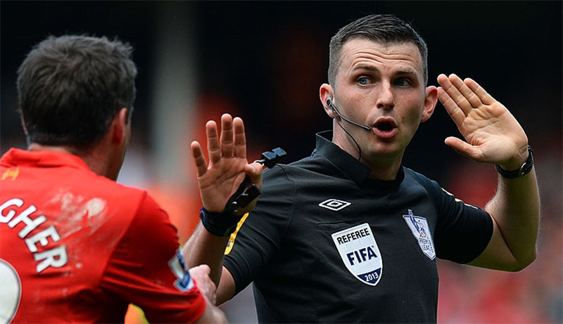 Michael-Oliver-manchester-derby--referee-2017