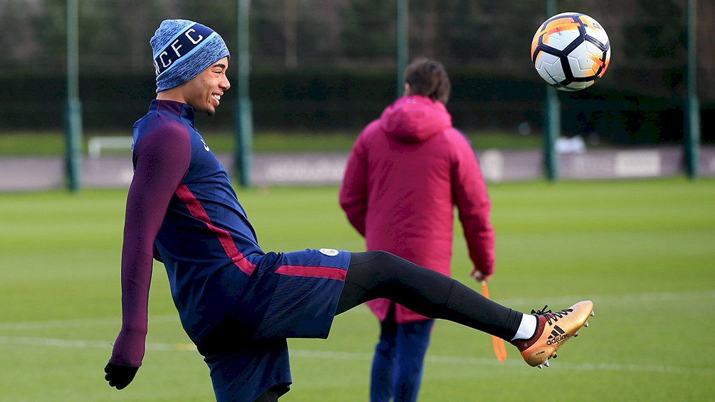 gabriel-jesus-warming-up