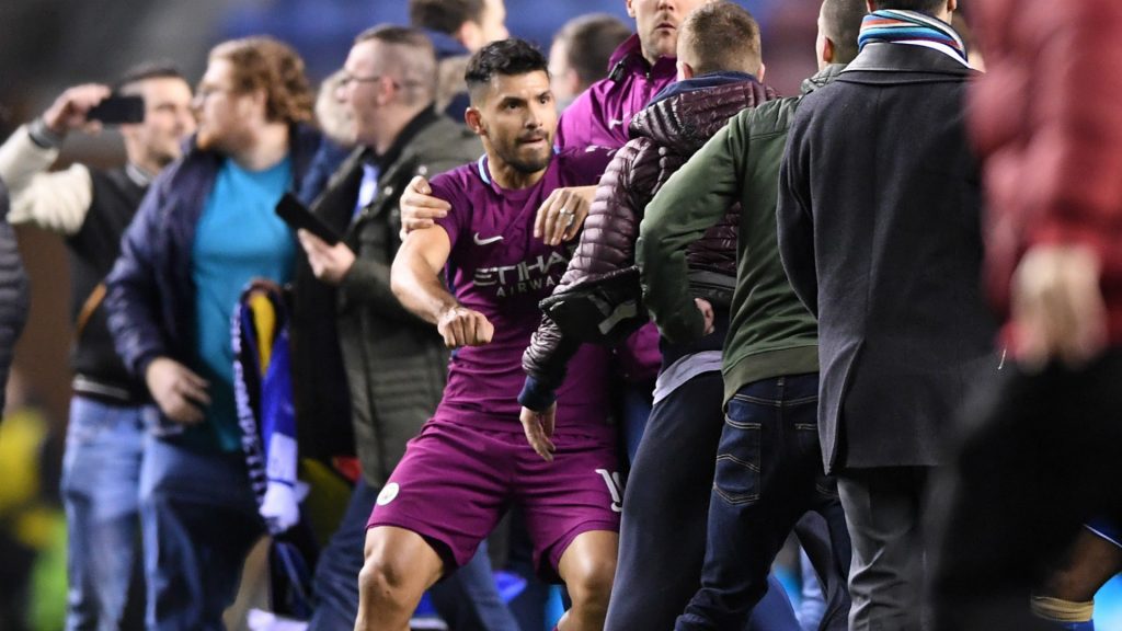 sergio-aguero-altercation-wigan-supporter