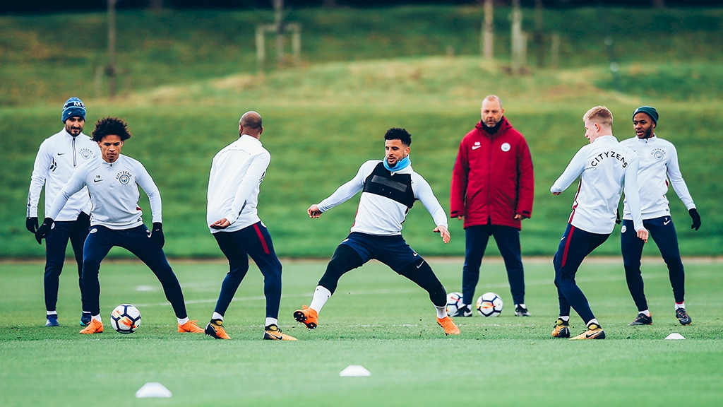 de-bruyne-kyle-walker-sane-gundogan-fernandinoho-training-cfa