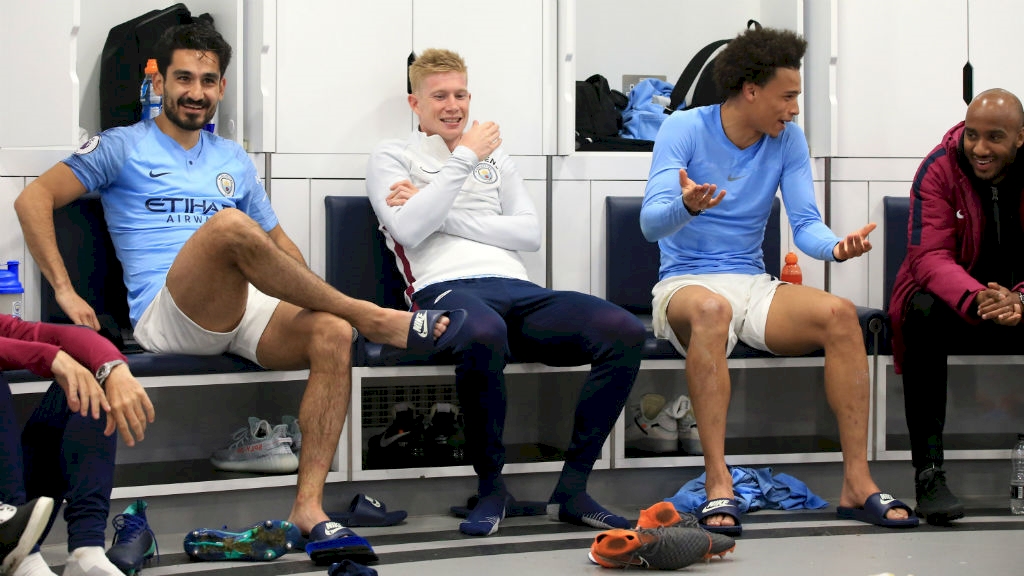 etihad_stadium_yaya_farewell_dressing_room