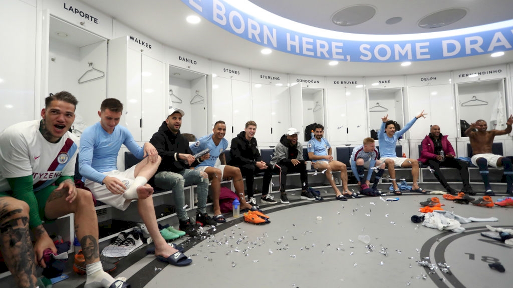 squad_sat_etihad_dressing_room