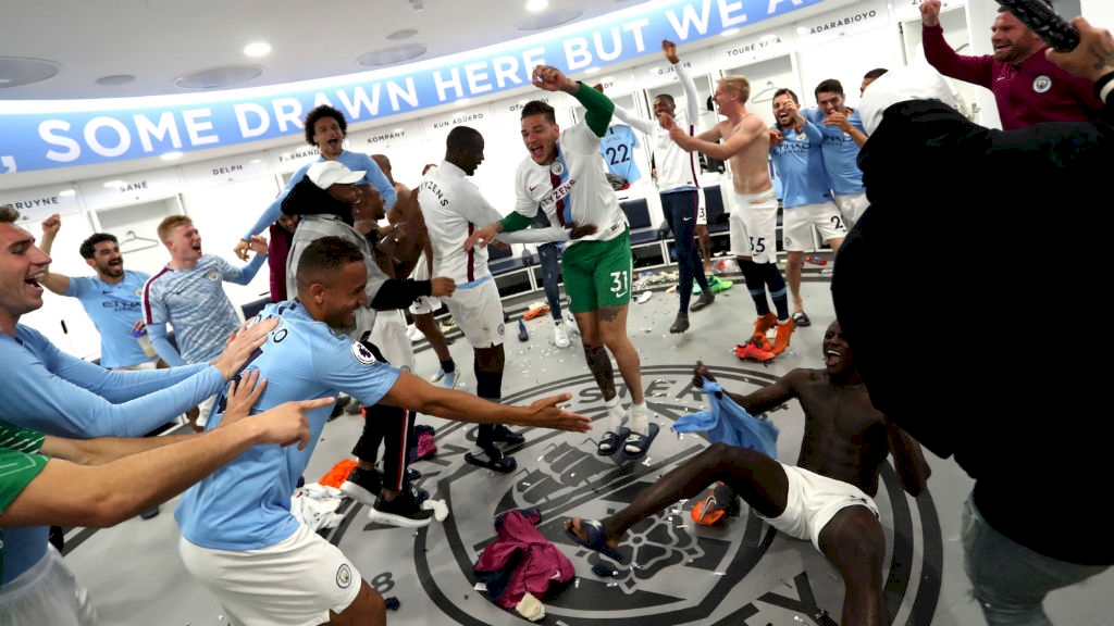 yaya_farewell_dressing_room_etihad