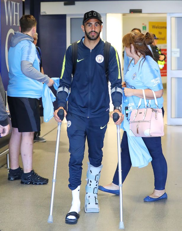 riyad-mahrez-manchester-airport-crutches