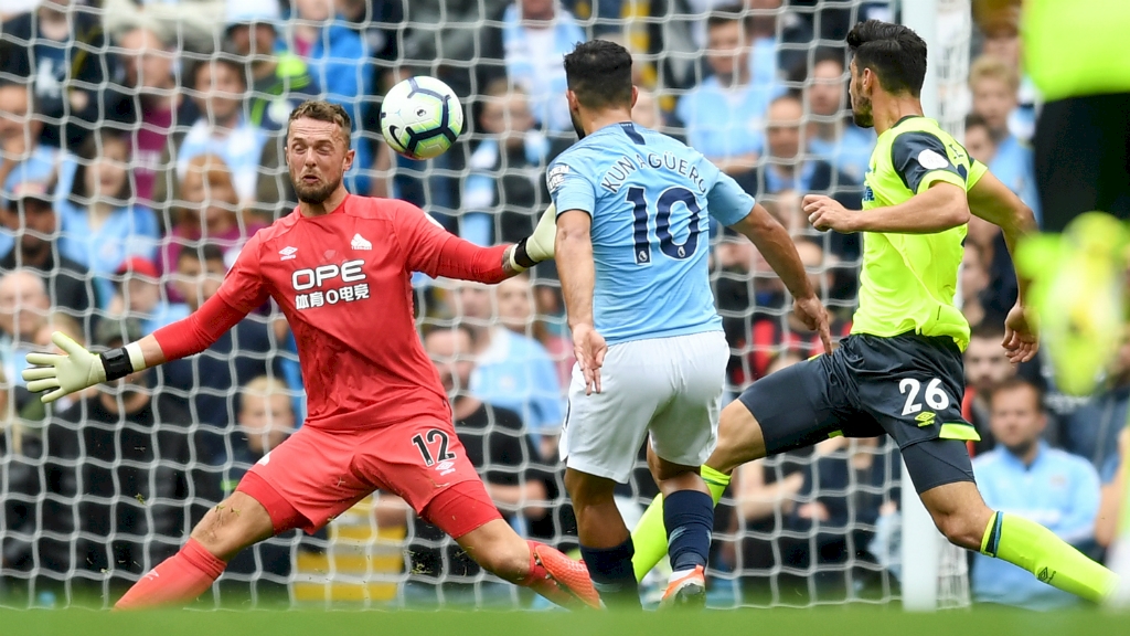 aguero-chip-huddersfield-hammer