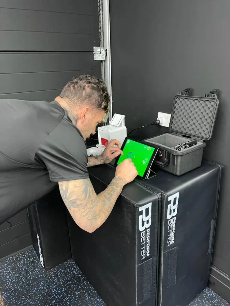 Ederson-training-with-VR-Glasses